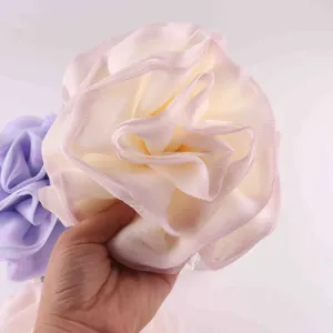 Grande pouf da doccia in spugna a rete a forma di rosa luffa morbida per il bagno