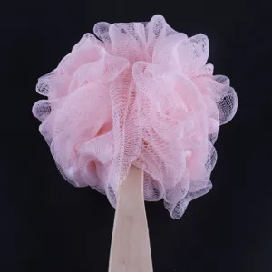 Rosa Duschschwamm mit Holzgriff für die tägliche Körperpflege und sanfte Reinigung unter Dusche.