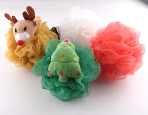 Weihnachten Duschschwamm Set Detail mit niedlichen Rentier und Baum Plüsch Badekugeln.