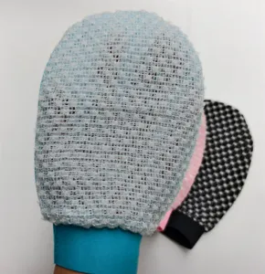 Nahaufnahme Detail von Peeling Duschhandschuhen mit strukturierter schäumender Oberfläche.