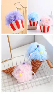 Nahaufnahme von Cupcake- und Eistüten-Badeschwämmen mit weichem Netz und bunten Farben.