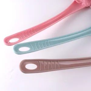 Primer plano del mango de cepillo de baño largo, cuerpo de plástico colorido con agujero.