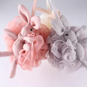 Gros plan d'éponge de bain lapin tricoté doux, fleur de douche en filet avec sangle.