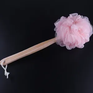 Langer Duschbuerste mit rosa Netzduschschwamm und Holzgriff zur Koerperreinigung.