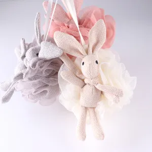 Détail de l'éponge de bain en peluche lapin mignon, boule de douche filet douce pour la douche.
