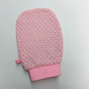 Detaillierte Ansicht des Peeling-Duschhandschuhs, rosa Netz-Duschhandschuh mit elastischem Bund.