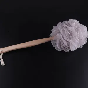 Detailansicht der langen Duschbuerste mit Holzgriff und weichem Schwamm zur Koerperpflege.