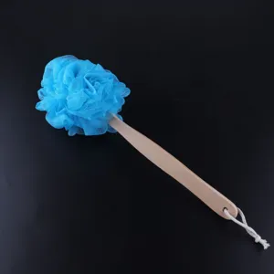 Detailansicht des blauen Duschschwamms aus Netzstoff mit langem Holzgriff zur Koerperpflege.