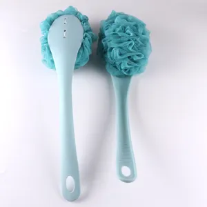 Cepillo de ducha largo con esponja de malla azul claro para el cuerpo con un practico agujero.