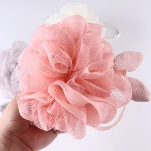 Gros plan détaillé d'une éponge de bain rose douce avec des oreilles de lapin pour la douche.