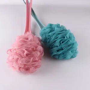 Detalle de esponja de baño con mango largo, malla suave y diseño ergonómico rosa y azul.