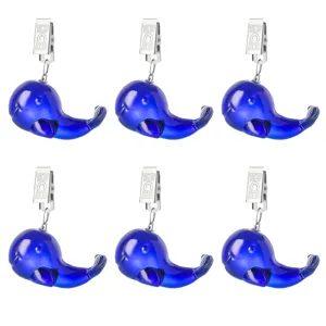 Detalle de pinza para mantel con colgante de ballena azul de cristal, cierre metálico.