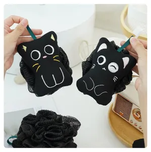 Linda esponja de baño gato negro bola de ducha de malla con cara bordada para el cuerpo.