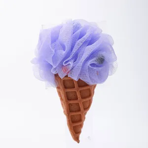 Niedlicher Badeschwamm in Eiswaffel-Form mit lila Netz und Waffelmuster für die Dusche.