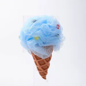 Eiswaffel Badeschwamm mit blauem Netz und braunem Griff fuer niedlichen Duschspass.