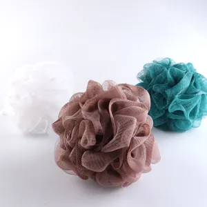 Set di tre spugne da bagno a rete colorate in bianco, mocha e verde teal per doccia.