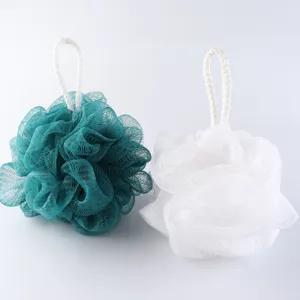 Set di spugne da doccia morbide verde scuro e bianche con comodo laccetto da appendere.