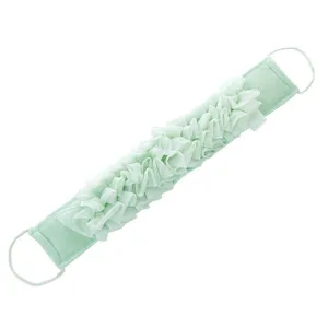 Sangle de gommage pour le dos verte avec volants en filet et poignées pour la douche quotidienne.