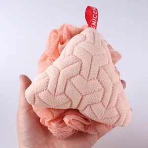 Detailansicht des rosa dreieckigen Netz-Duschschwamms mit Aufhängechlaufe zur Reinigung.
