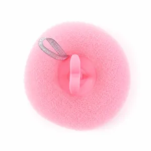Roze badspons met kunststof handvat en mesh ontwerp voor een zachte lichaamsexfoliatie.