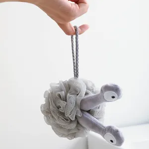 Éponge de douche de bain grise mignonne et créative pour un nettoyage corporel doux et moussant.