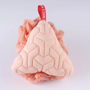 Spugna da bagno triangolare rosa con cordino, sfera doccia esfoliante e schiumogena.