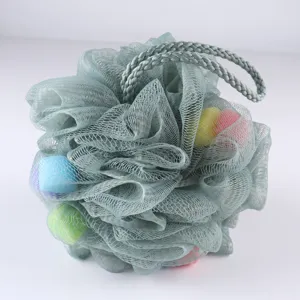 Grote badspons van netmateriaal met kleurrijke ballen binnenin, zachte textuur en ophanglus.