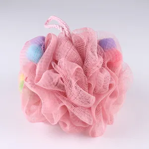 Grote roze netbadpons met kleurrijke ballen van gaas en handig ophangkoord voor onder de douche.