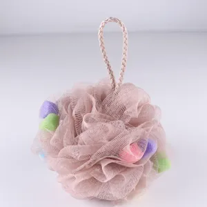 Gedetailleerd overzicht van de zachte mesh badspons met kleurrijke ballen en lus.