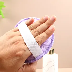 Primo piano della spugna da bagno esfoliante viola con cinturino elastico per il corpo.