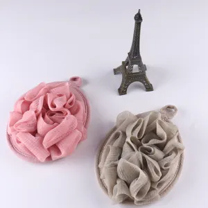 Gedetailleerd overzicht van zachte badsponzen van netstof in roze en beige, perfect voor milde scrub.