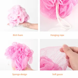 Detailaufnahme eines weichen rosa Badeschwamms mit Netzstruktur, Aufhängekordel und Schaum.