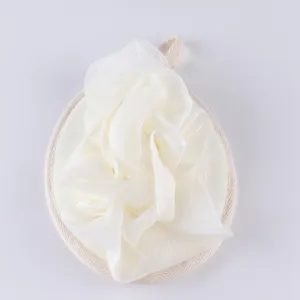 Detailopname van zachte witte mesh badspons met ophanglus voor de dagelijkse lichaamsverzorging.