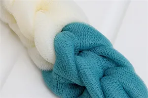 Close-up detail of the dual-color soft mesh bath sponge strip for comfortable daily cleaning.