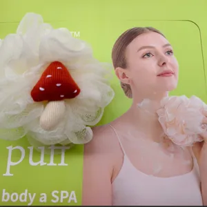 Bonita esponja de ducha blanca de malla con decoración de champiñón tejido para el baño diario.