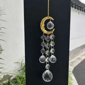 Atrapasol carillon de viento de cristal con luna dorada y cuentas facetadas para decoracion.