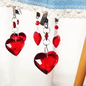 Elegante tafelkleedklemmen met rode hartkristal en kantrand voor feestelijke tafeldecoratie