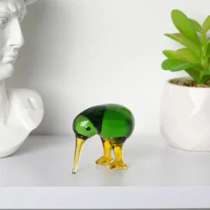 Nahaufnahme einer charmanten Kiwi Vogel Glasfigur in gruen und gelb, ideal als Tischdeko.