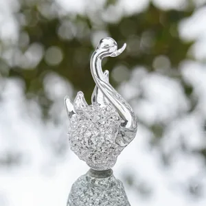 Detaillierte Nahaufnahme der transparenten Kristall-Schwanenfigur, exquisite Deko.