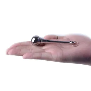Strumento di massaggio in metallo a goccia con anello, design liscio e compatto.