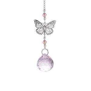 Acchiappasole in cristallo con farfalla e sfere sfaccettate rosa per decorazione finestra.