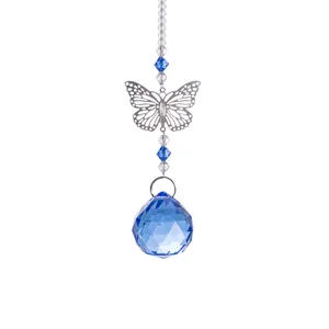 Dettaglio in primo piano del acchiappasole in cristal con farfalla cava e sfera sfaccettata.