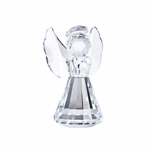 Vue détaillée de la figurine d'ange en cristal transparent avec coupe à facettes scintillante.