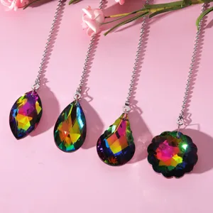 Détail de pendentifs de chaîne de ventilateur en cristal coloré avec diverses formes de fleurs et gouttes.