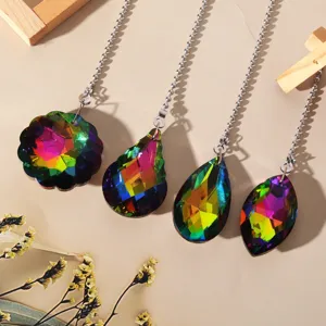 Ensemble de pendentifs de chaîne de ventilateur de plafond en cristal coloré et élégant.