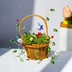 Vista detallada del kit de material de decoración de jardín de cristal atrapasol DIY con cesta.