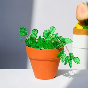 Primer plano de la planta en maceta con hojas de cristal hechas a mano para decoración DIY.