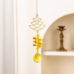 Acchiappasole albero di natale in metallo dorato con perle di cristallo giallo appeso.