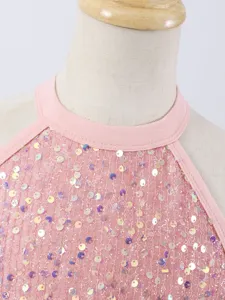 Dettaglio vestito bambina con paillettes rosa scollo halter e tessuto in tulle lucido.