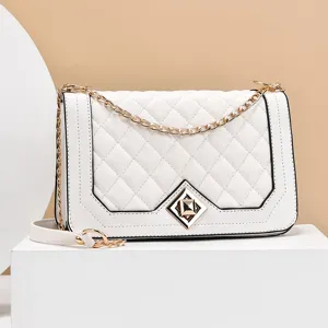 Elegante weiße gesteppte Umhängetasche für Damen mit goldener Kette und stilvollem Schloss.
